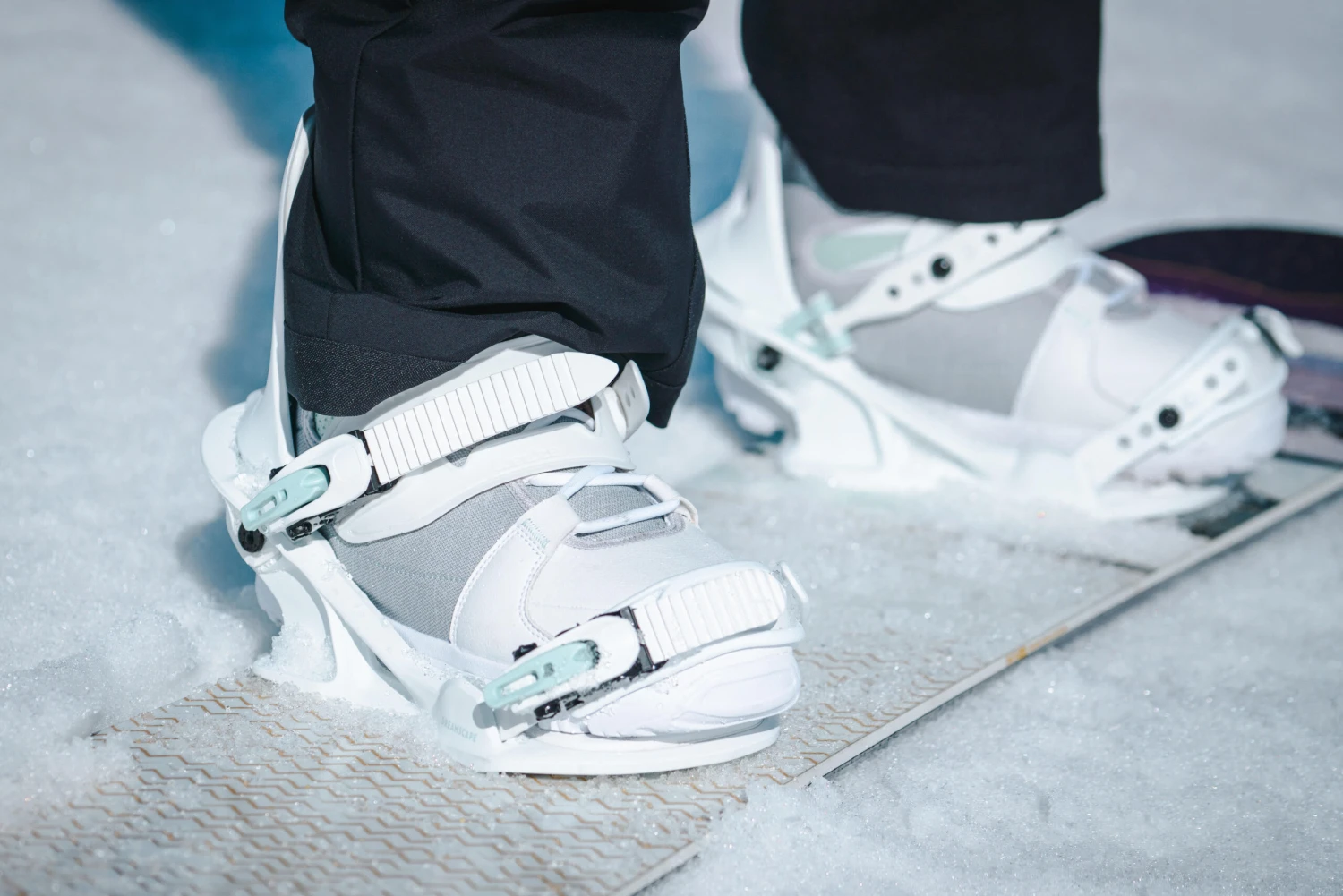 Women’s Snowboard Bindings - SNB 100 White 13 Women’s Snowboard Bindings - SNB 100 White - Image 13